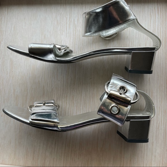 Authentic Gucci silver buckle strapped sandal with block heel - Picture 5 of 13